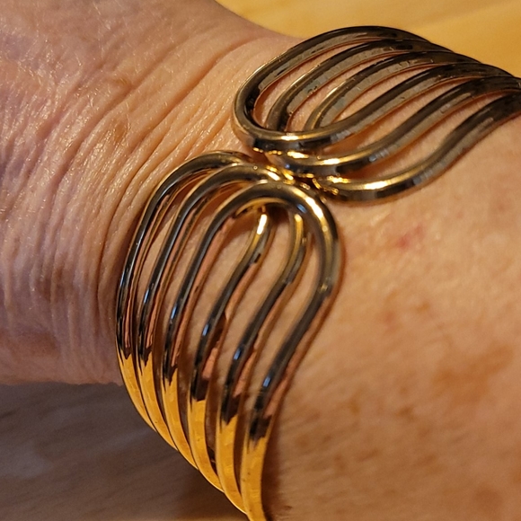 Great looking gold clasp bracelet - Picture 2 of 3